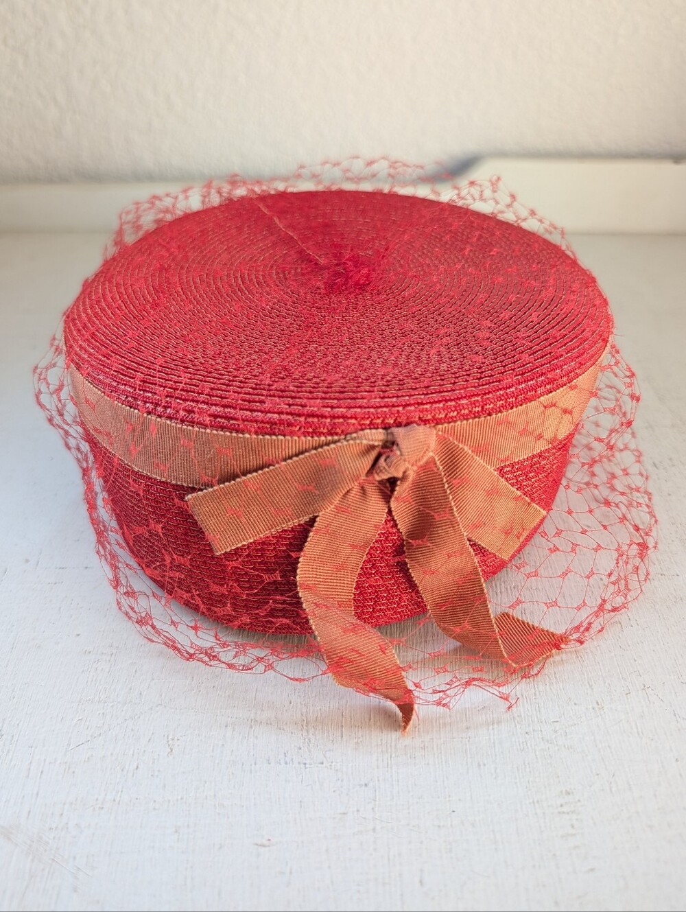 Vintage 1950s Women's Red Veiled Straw Pillbox Hat 22.5 Formal Fascinator